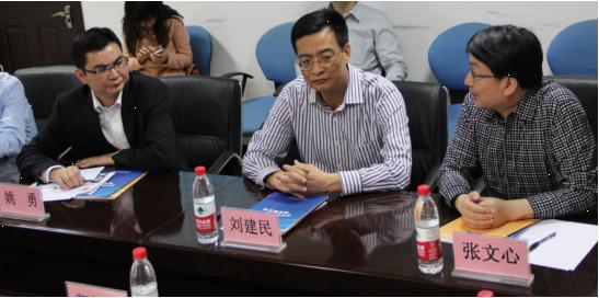 姚勇副市長(zhǎng)、劉建民主任、張文心總經(jīng)理交談